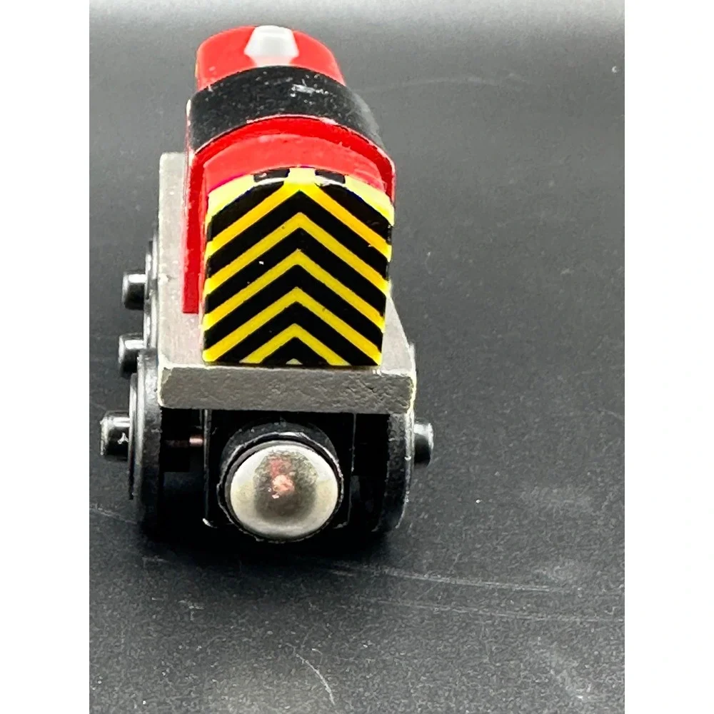Learning‎ Curve 2003 Salty Thomas Wooden Railway Train Red Magnetic Diesel Vtg